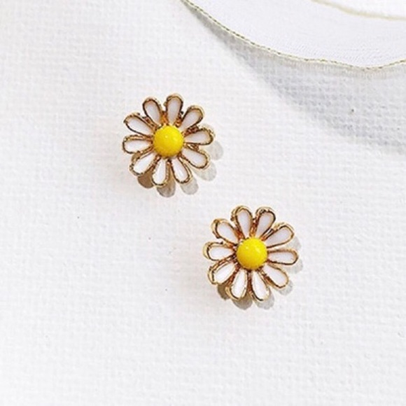 Daisy flower stud earrings - Picture 1 of 2